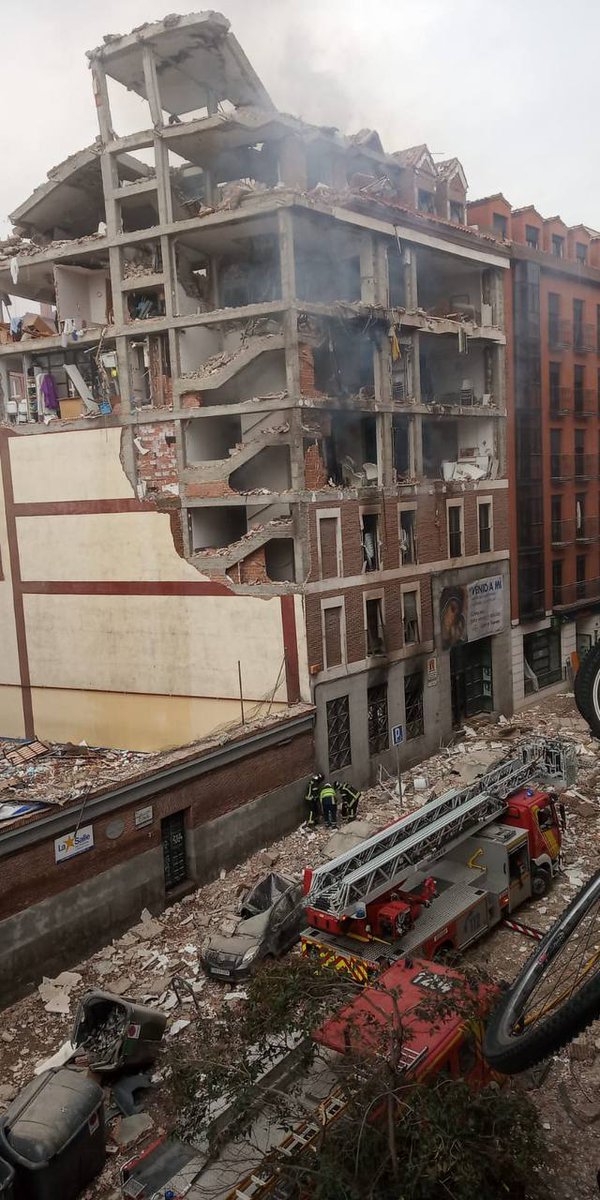 ÚLTIMA HORA | El obispado confirma que en las plantas donde se ha producido la explosión vivían varios sacerdotes. Hay uno atrapado en los escombros de la quinta planta, otro desaparecido y dos heridos eldiario.es/madrid/fuerte-…