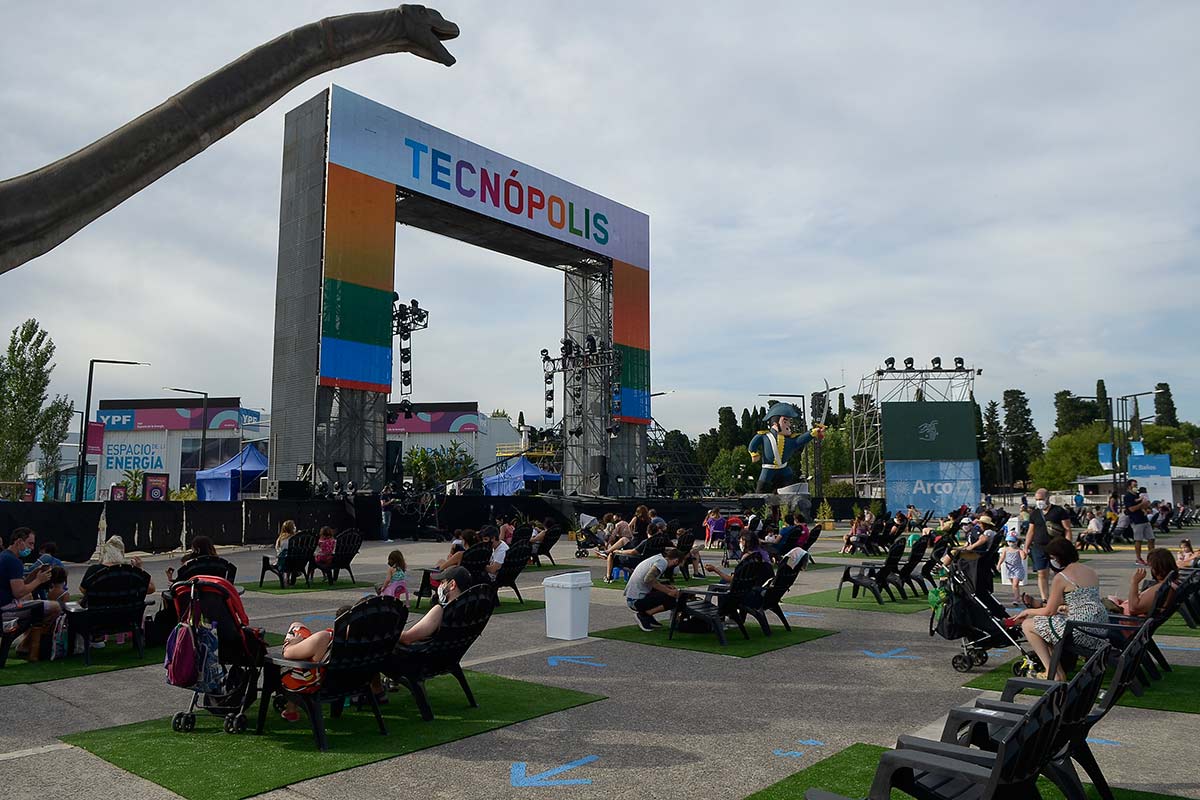 #AireLibre 
#Tecnópolis propone varias actividades interesantes y  gratuitas, con cuidados y cupos limitados.
Es importante entrar a la pag, ver la agenda y anotarse.
#AtardeceresEnTecnopolis <a href="/TecnopolisArg/">Tecnópolis Argentina</a> 
tecnopolis.gob.ar/agenda/ 
#verano #gratis