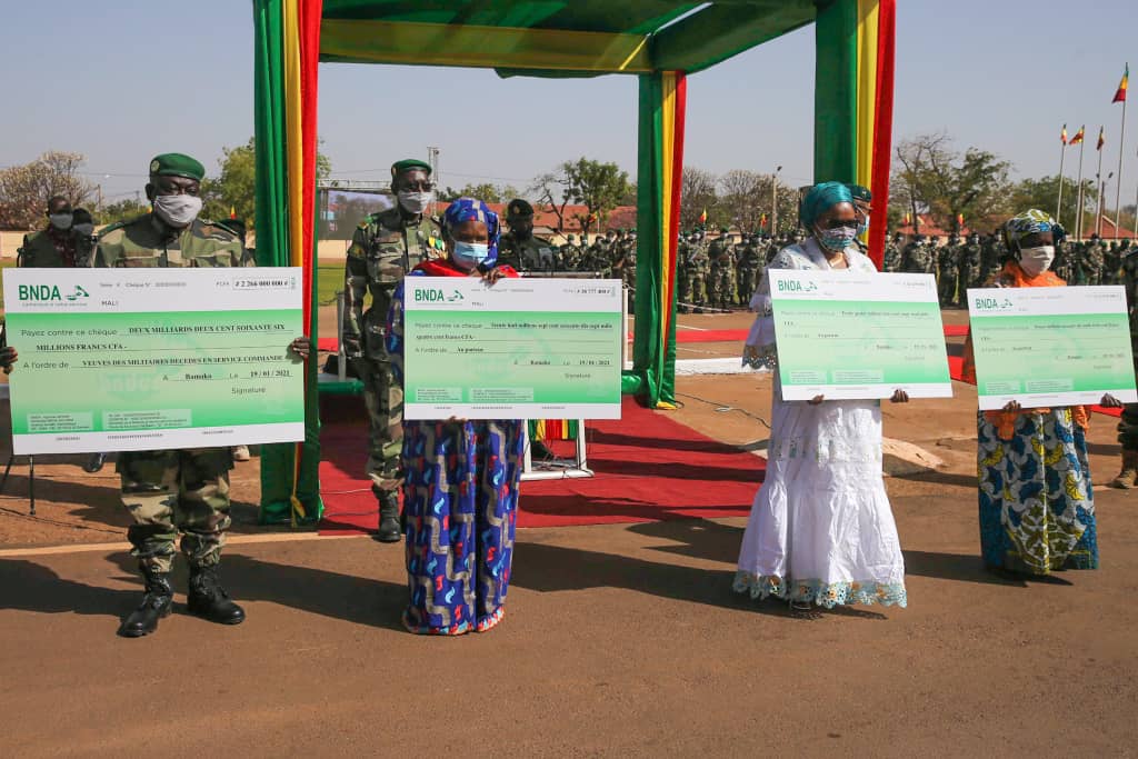 PresidenceMali's tweet photo. Koulouba | 20 jan 2021 | 60 ans des @FAMa_DIRPA. 
Solidarité à l'endroit des veuves et orphelins de militaires.
Le Chef Suprême des Armées a remis un chèque géant de 2 milliards 266 millions cfa, destinés à 91 familles éplorées dont les chefs sont tombés sur le champ de l'honneur https://t.co/ITYBgP9kTN