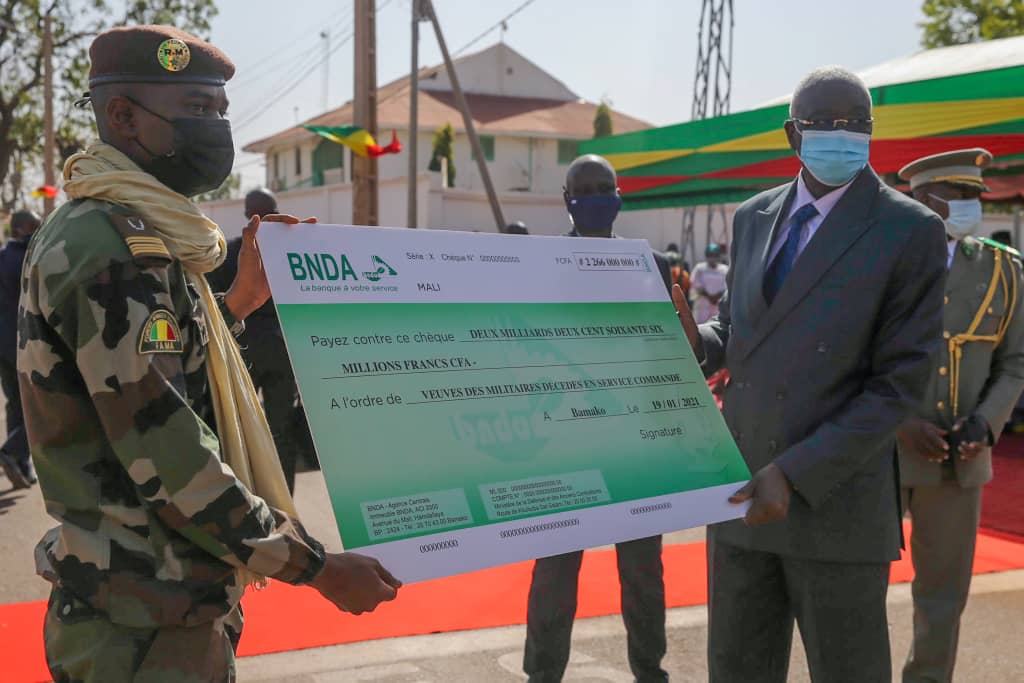 PresidenceMali's tweet photo. Koulouba | 20 jan 2021 | 60 ans des @FAMa_DIRPA. 
Solidarité à l'endroit des veuves et orphelins de militaires.
Le Chef Suprême des Armées a remis un chèque géant de 2 milliards 266 millions cfa, destinés à 91 familles éplorées dont les chefs sont tombés sur le champ de l'honneur https://t.co/ITYBgP9kTN