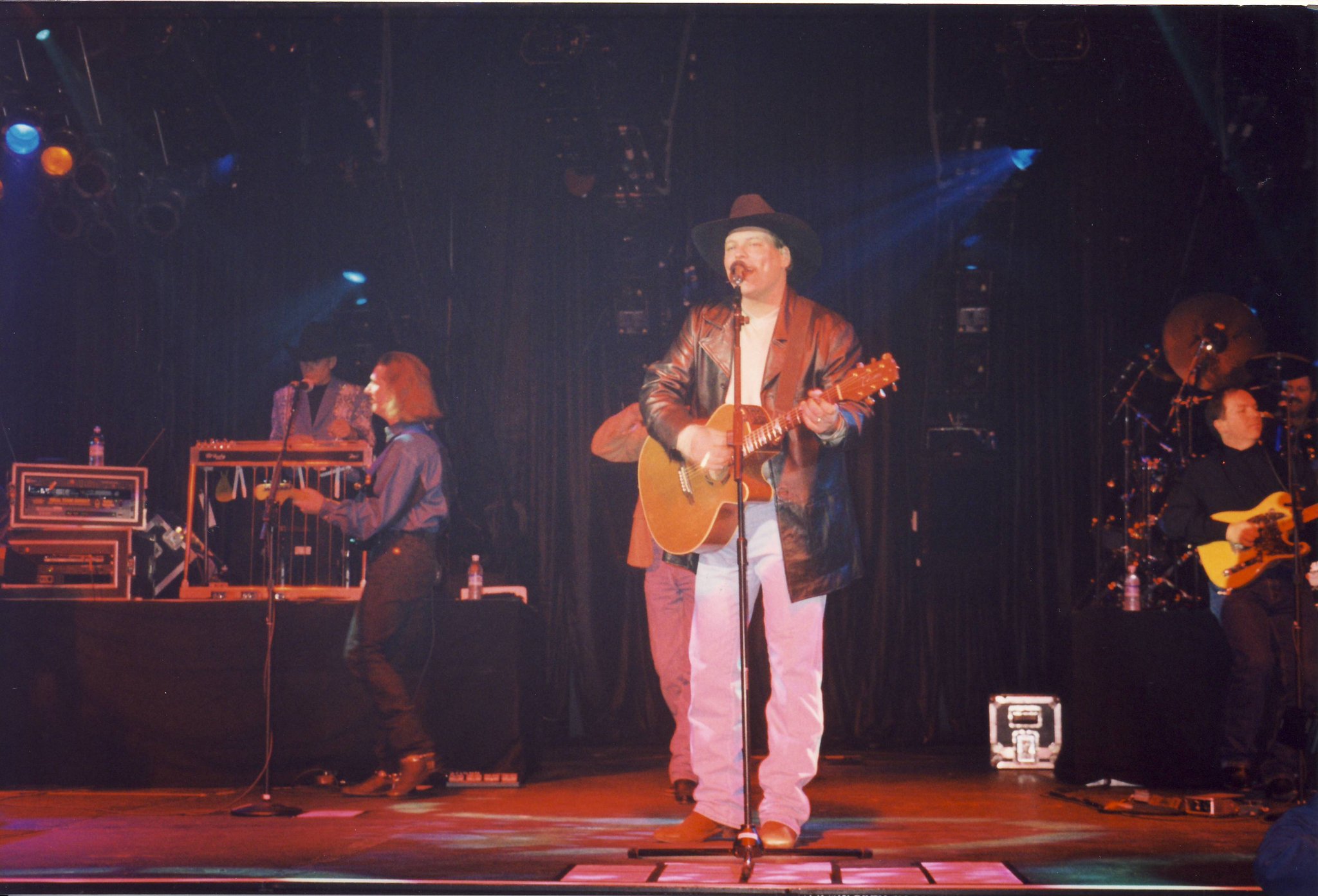 Happy birthday to John Michael Montgomery and Brantley Gilbert! 