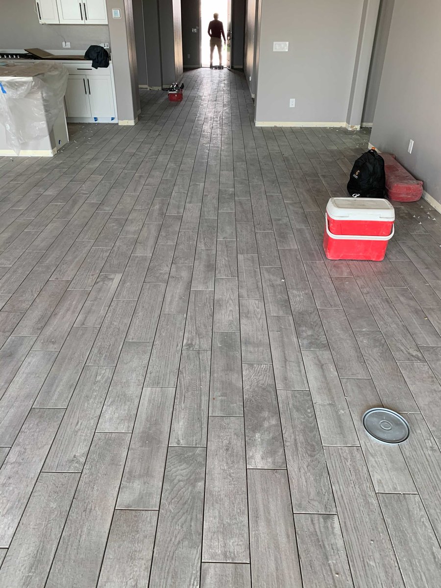 InteriorsNative's tweet image. Still laying out this HUGE tile project. Finished with the main floor and now laying the bedrooms! This tile looks so good in all the natural lighting  😍 #luxury #vinyl #project #flooring