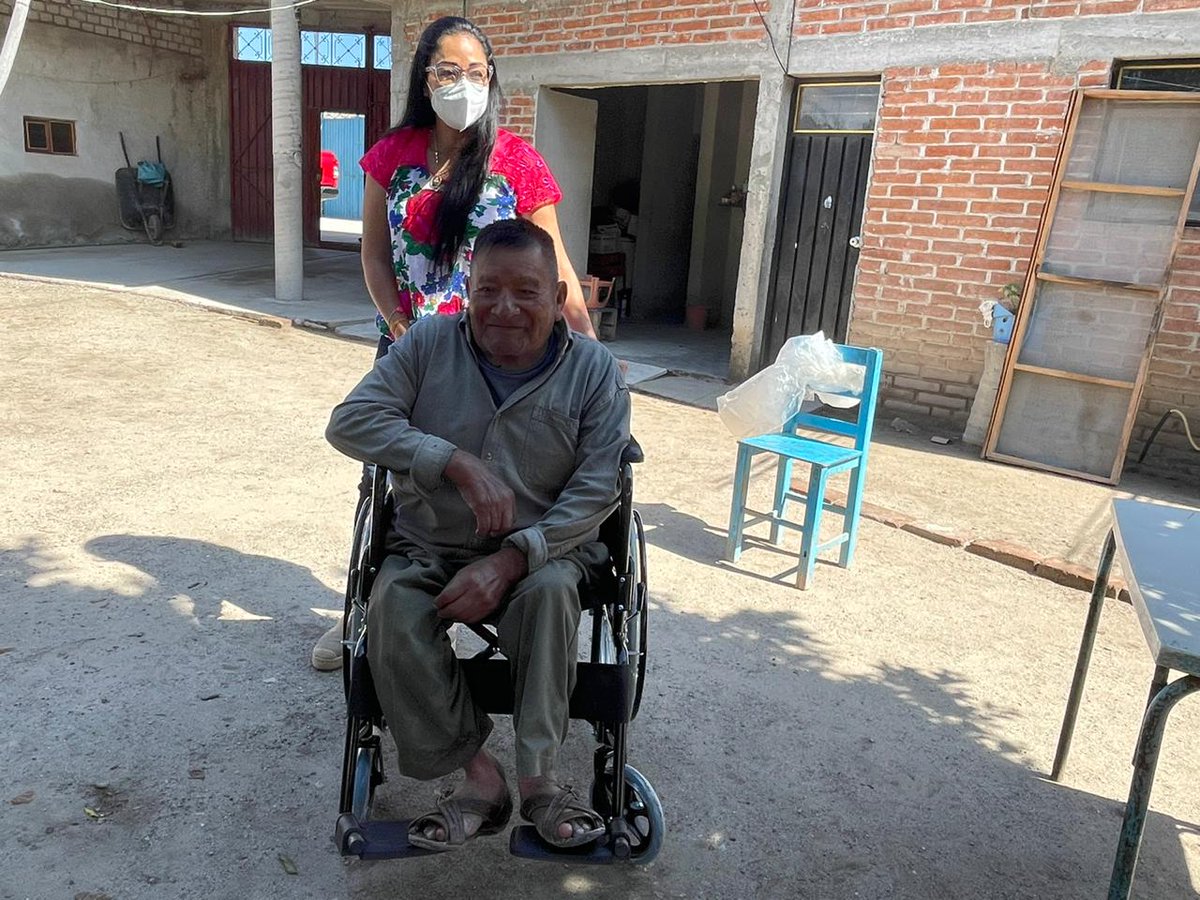 FundacionAMO's tweet photo. Apoyamos a quienes más lo necesitan permitiéndoles desarrollar sus actividades y disfrutar de sus vidas; Blas Tiburcio Bautista necesitaba una silla de ruedas y, con mucho cariño, la hicimos llegar hasta su hogar. https://t.co/T19Z88ZBuj