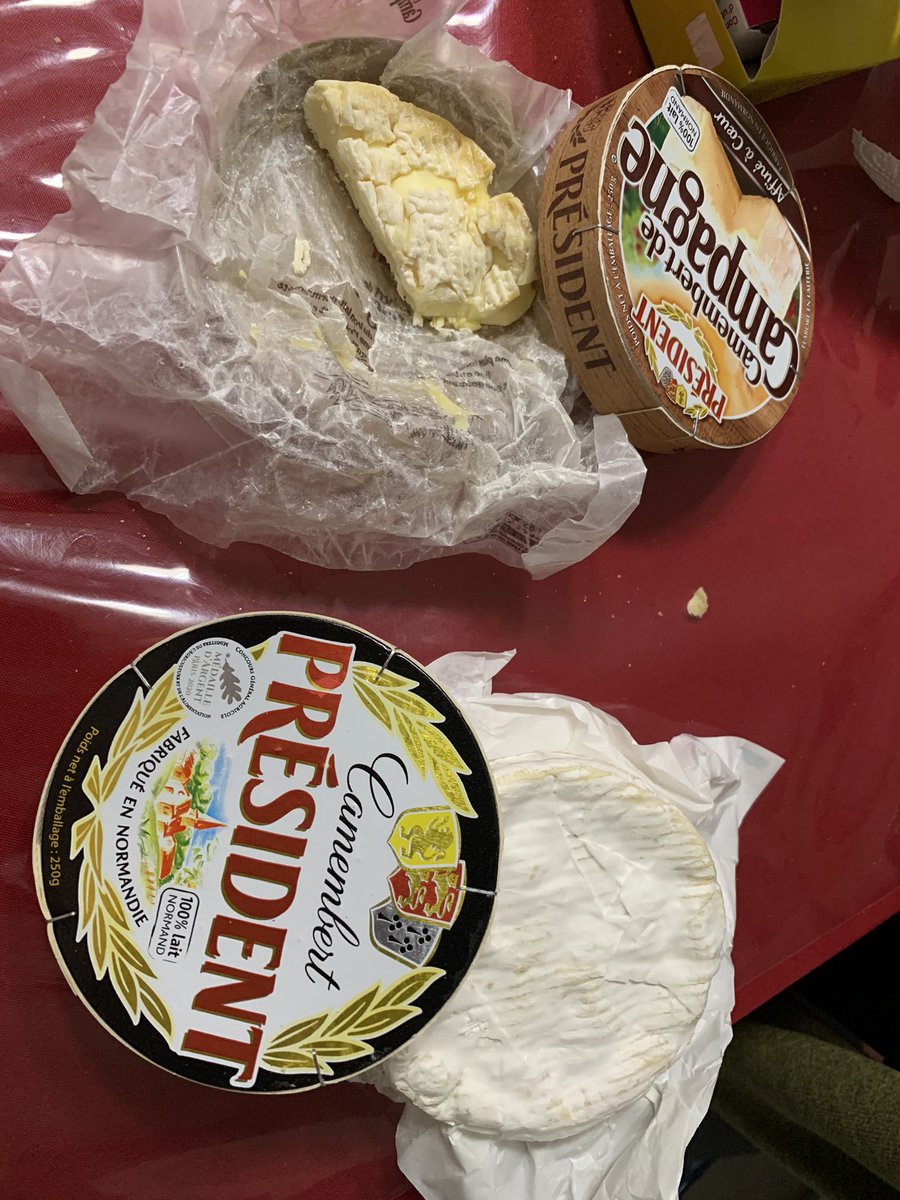 Gerald2610's tweet photo. Disparition imminente d’un vieux #président qui a de la gueule, mais vite remplacé par un tout nouveau et bien crémeux ! 🧀 #fromage https://t.co/hSiqX9ZE7O