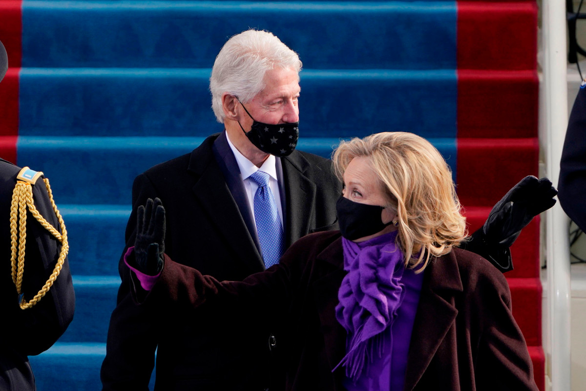 Bill Clinton's mask struggles at inauguration drive Twitter wild