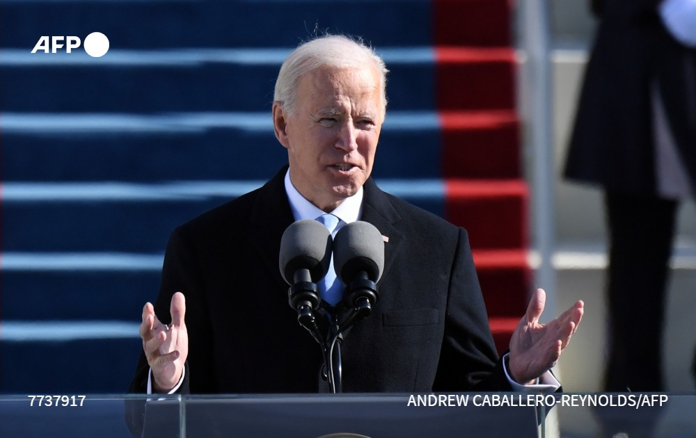 afpfr's tweet photo. [A LA UNE A 21H] 🇺🇸 Joe Biden est devenu le 46e président des Etats-Unis. Le nouveau pensionnaire de la Maison Blanche a appelé à "l'unité" un pays traversé par des crises profondes 

➡️https://t.co/m9Wtg6PAaa #AFP 1/5 https://t.co/2NWFm6HVTs