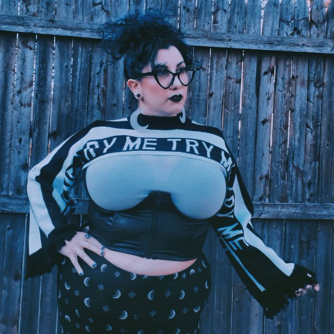 Try. Meeeee. #plussize #OOTD #gothaesthetic https://t.co/Le4FD2XAbA<a href="/tag/plussize"class="tags">#plussize</a><a href="/tag/ootd"class="tags">#OOTD</a><a href="/tag/gothaesthetic"class="tags">#gothaesthetic</a>