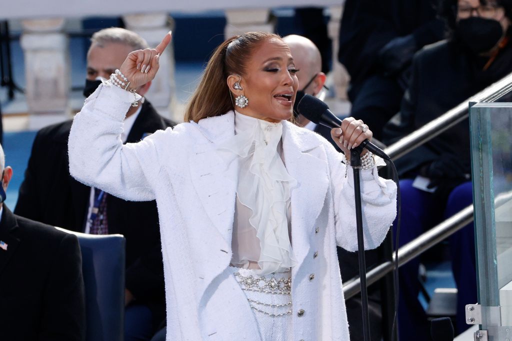 Jennifer Lopez singing 'This Land is Your Land' in inauguration, interrupted with a Spanish chanting of the Pledge to the Flag, has been rightly seen as a moment of Latinx inclusion and representation. But there was more historical symbolism to this moment  #thread