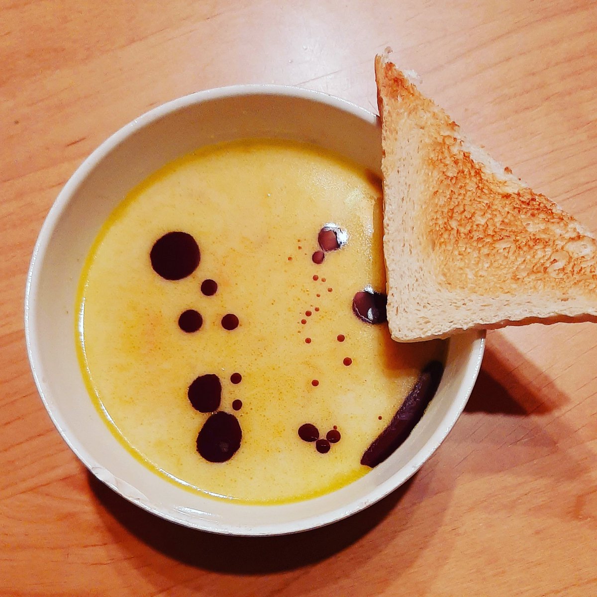 clouds_walking's tweet photo. Wenn man für den nächsten Tag Kürbissuppe kocht und dann so einen Appetit bekommt, dass man sich gleich ein Schüsselchen gönnt ... Ihr kennt das doch auch, oder?
#kürbissuppe🎃 #pumpkinsoup #mitliebegekocht #cookingformom👵🍽 #foodstagram #Foodblogger #lecker☺️ #yummy😋 #foodie https://t.co/XzYJj4oHT9