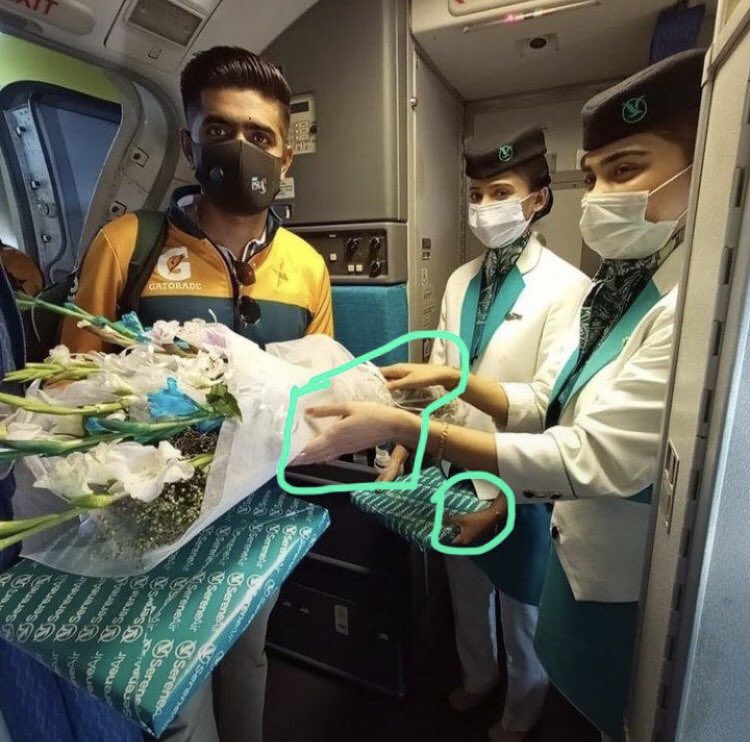 tahirthe12thman's tweet photo. < ๐จ @SereneAirPak ๐จ
please check why ur cabin crew not wear Hand-gloves ๐งคOn welcome On Board
pakistan test Captain @babarazam258 with Flower boqque ๐ >
Big question ๐๐ปโโ๏ธ
#SereneAir #NoHandGloves #COVID19 #coronavirus https://t.co/5SvEpj9x8G