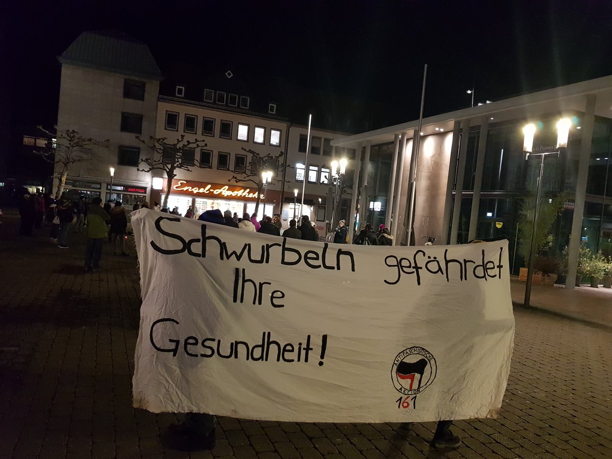 InitiativeHanau's tweet photo. Heutiger Gegenprotest gegen die QuerdenkerInnen in Hanau. Natürlich mit Abstand, Maske und einer klaren Botschaft! Leider kam es immer wieder zu rassistischen Beleidigungen von einzelnen QuerdenkerInnen gegen unsere Aktivistis.
#Querdenken #Hanau #ZeroCovid https://t.co/bJ5ffOnNFA