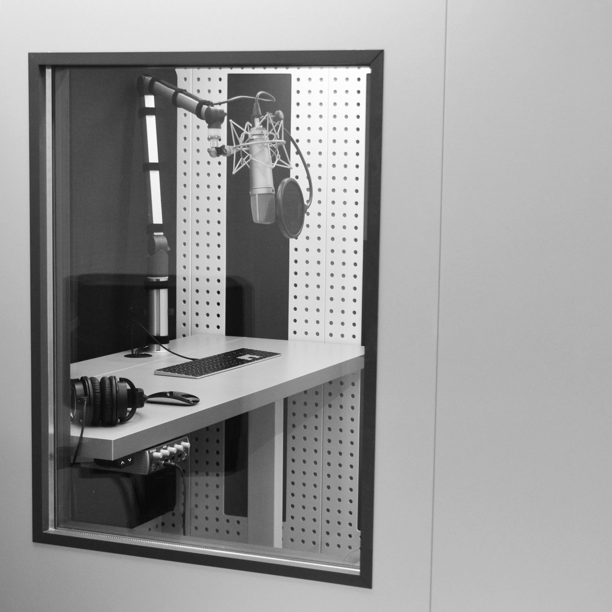 dionposdijk's tweet photo. NEW #vocalbooth @dionposdijk SoundFX #keoda #showroom #netherlands🇳🇱 #yellowtec #neumann #voiceovers #radio #tv #gameaudio https://t.co/F3askhj75n https://t.co/bdvwXX9Btl