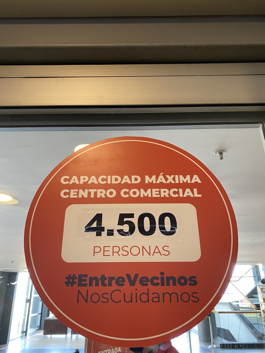paolapuq's tweet photo. Aforo en el mall de #PuntaArenas :
4.500 personas.
Aforo en la Reserva Forestal Magallanes (de 20.000 hectáreas app): 250 personas.
Definitivamente algo no cuadra. https://t.co/qXiibM1LGF