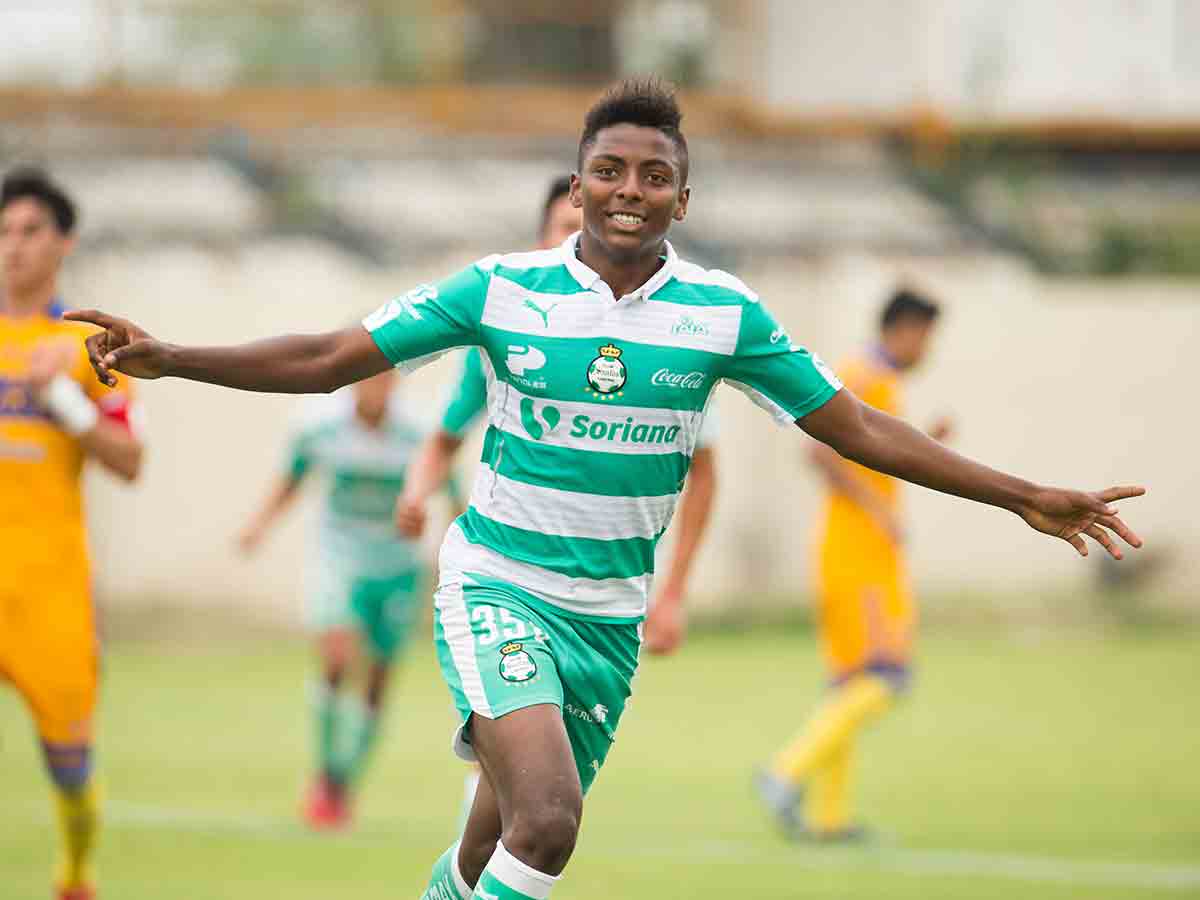 Joao Maleck, tras ser culpable de la muerte de dos personas por ir manejando bajo los influjos del alcohol, ningún equipo lo quiere contratar, esta historia está por escribirse pero no pinta para convertirse en algo grande.