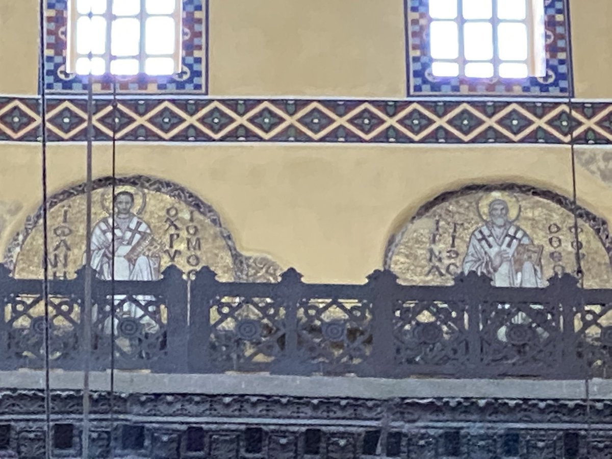 14. Tympanon’daki patrikler de olan biteni merakla seyrediyor gibiler. Yüksek lisans tezimin önemli şahsiyeti Konstantinopolis Patriği Aziz İoannes Khrysostomos’a selam vermeyi unutmuyorum. Keza komşusu Antakya Patriği Aziz İgnatios Theophoros’a da...