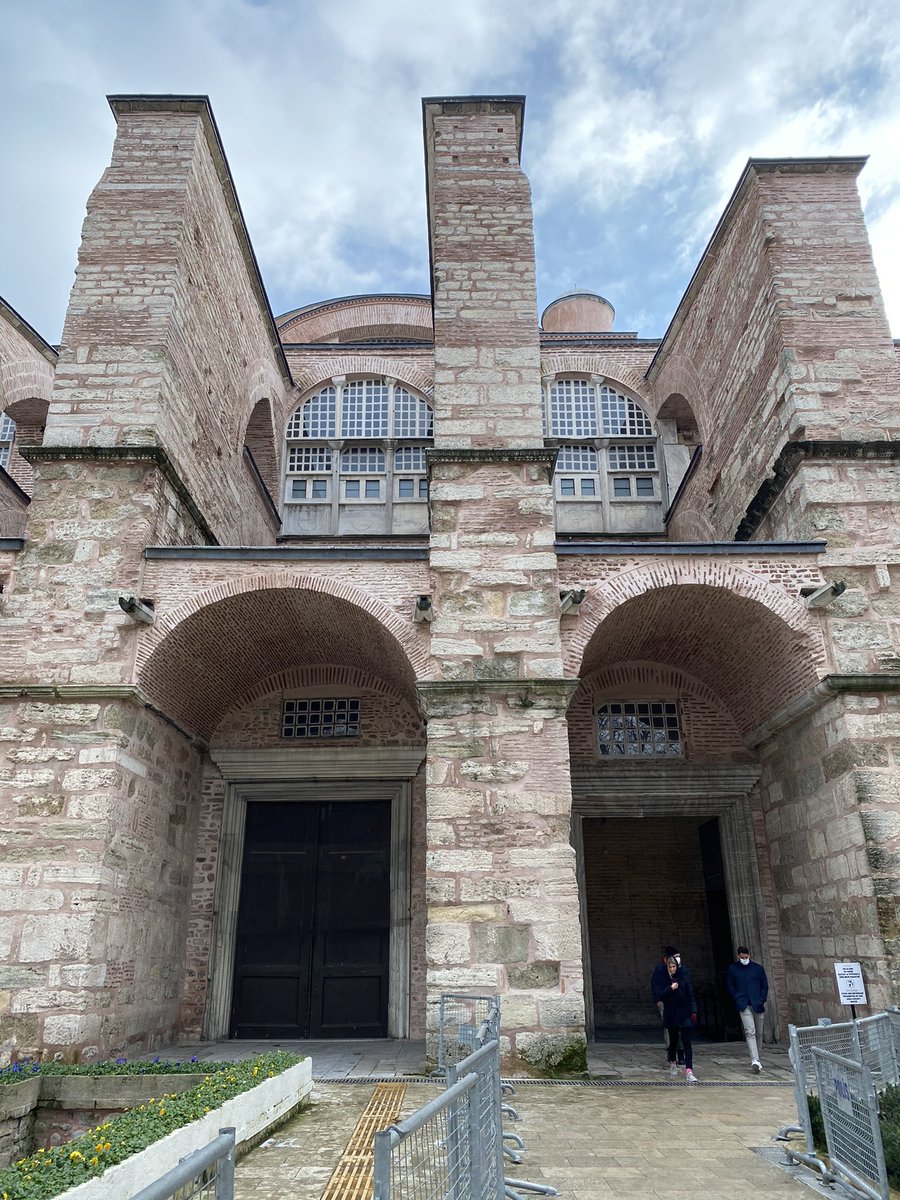 15. Yıllar boyunca Ayasofya’ya girmeye alıştığım batı kapısından bu defa çıkarken arkama dönüp 532 yılındaki Nika isyanında yanan ikinci Ayasofya’nın kalıntılarına bakıyorum. On iki havariyi simgeleyen kuzu kabartmalarının bulunduğu frizi muhtemelen çoğu ziyaretçi görmeyecek.