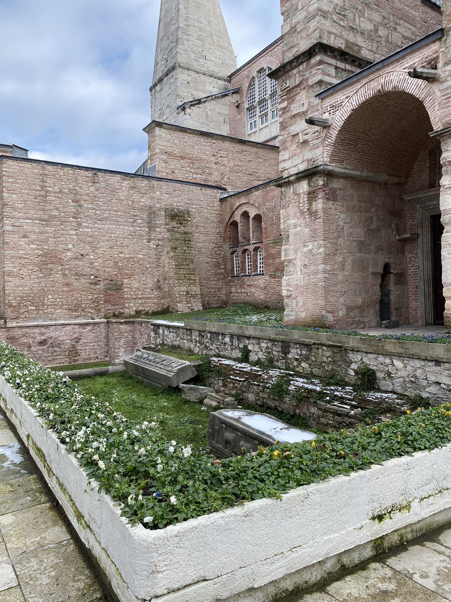 15. Yıllar boyunca Ayasofya’ya girmeye alıştığım batı kapısından bu defa çıkarken arkama dönüp 532 yılındaki Nika isyanında yanan ikinci Ayasofya’nın kalıntılarına bakıyorum. On iki havariyi simgeleyen kuzu kabartmalarının bulunduğu frizi muhtemelen çoğu ziyaretçi görmeyecek.