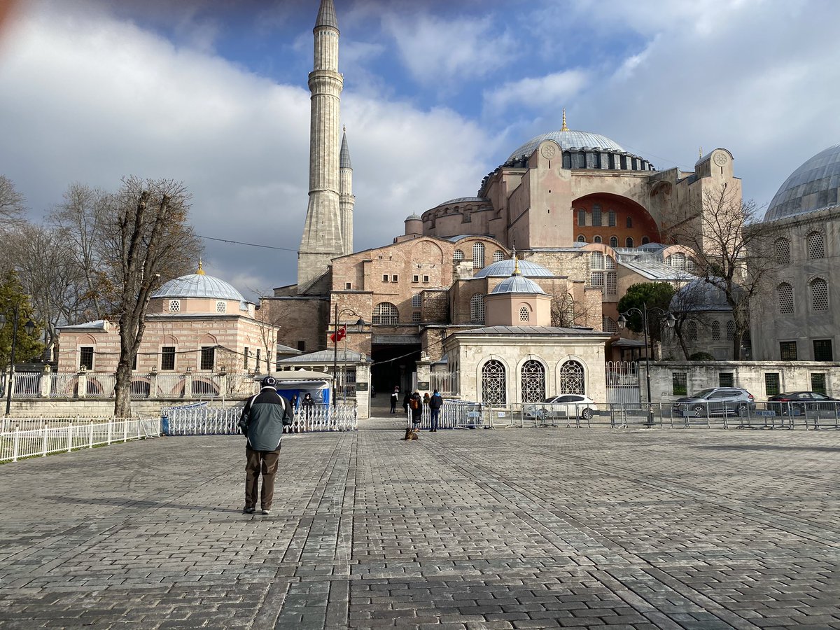 Bugünkü Ayasofya ziyaretimden kısa notlar. 1. Ayasofya’ya giriş meydana bakan kapılardan sol taraftakiden yapılıyor. Daha önce de giriş için bu kapı kullanılıyordu. Girişin önündeki barikatlarla çevrilmiş olan bölüme ise meydanın üst tarafındaki kontrol noktasından giriliyor.
