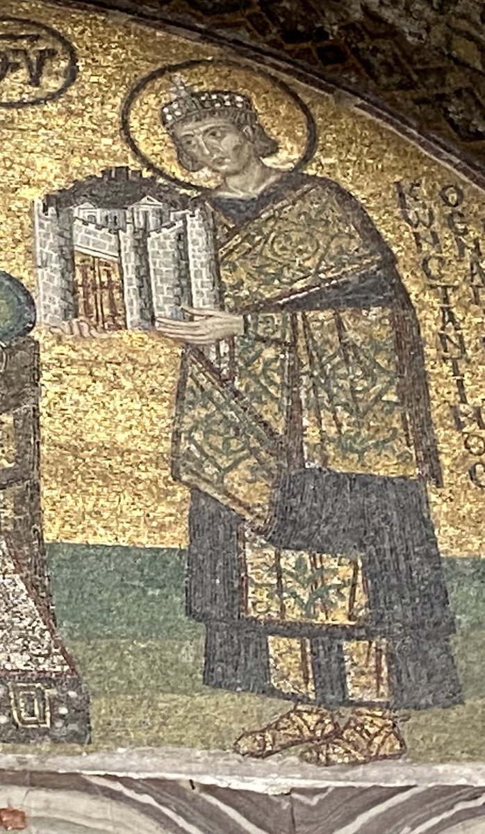 7. Konstantinos’un sunusu etrafını çevreleyen surları ile temsil edilen Konstantinopolis şehri. 11 Mayıs 330 yılında Konstantinos’un Nea Roma (Yeni Roma) olarak kurduğu ve Roma İmparatorluğu’nun yeni başkenti olarak ilan ettiği “Şehirlerin Kraliçesi” Konstantinopolis!