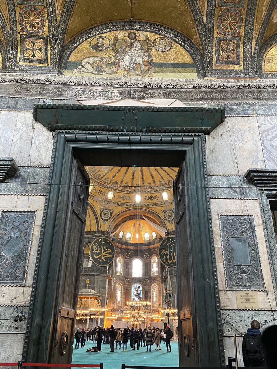 9. Hadisi Şerif kitabesi ve Konstantinos ve İustinianus sunu mozaiğinden sonra iç narteksten naosa geçişi sağlayan İmparator Kapısı’nın önüne gelip de içeri baktığımda hiç alışık olmadığım bir manzara ile karşılaşıyorum. Halıların varlığından çok bin beş yüz yıllık mermerleri ve+