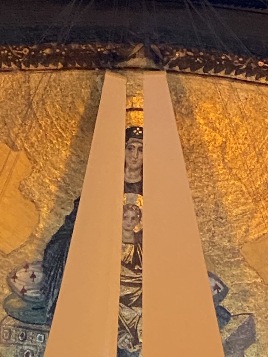 10. apsisteki Meryem Ana’nın önüne gerilmiş perdelerin arasından bakmaya çalışır gibi görünmesini yadırgıyorum. Apsisin iki yanındaki melekler ise tamamen perdelerle kapalı. Uzun yıllar süren restorasyonlar sırasında iskelelerin arasından da olsa görmeyi başardığım Cebrail’i +