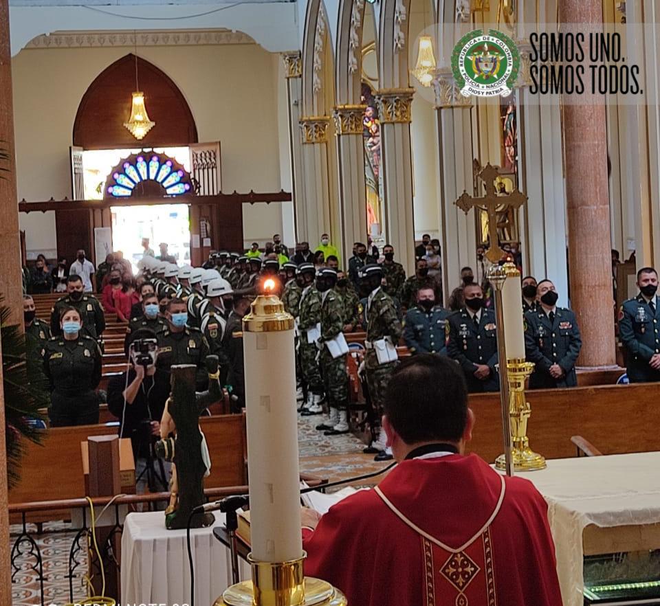 PoliciaPasto's tweet photo. Con nuestro personal uniformado acompañamos la eucaristía en honor a San Sebastián, recibimos la bendición para continuar trabajando y garantizando la seguridad de #PastoLaGranCapital https://t.co/tegeK0CPon