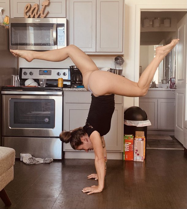Here is a almost naked handstand to celebrate today 🇺🇸❤️🤍💙 https://t.co/yGh1pwi1Wv<a href="/tag/boobies"class="tags"><span>#boobies</span></a><a href="/tag/checkingoutotherpeoplesboobies"class="tags"><span>#checkingoutotherpeoplesboobies</span></a>