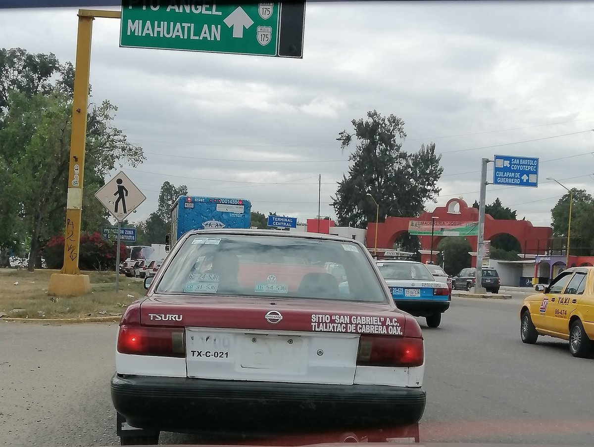 camalaion's tweet photo. En plena veda empiezan a circular supuestos taxis sin placas sin N.U.C. en tlalixtac de cabrera de los sitios san Miguel y sitio san Gabriel @nassarmariana @Arturo_LpzS @MarioAlbertoGJ  @HugoMezaG @OaxacaVialsi @PolVial_GobOax @Policia_GobOax @SEGEGO_GobOax @alejandromurat https://t.co/X2UptSipyr