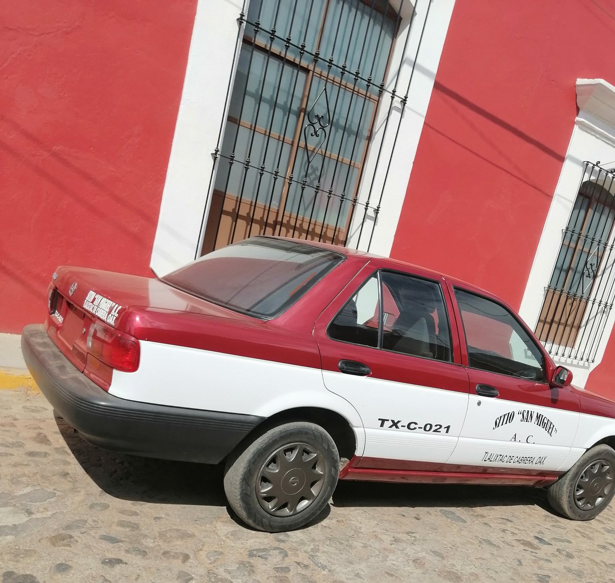 camalaion's tweet photo. En plena veda empiezan a circular supuestos taxis sin placas sin N.U.C. en tlalixtac de cabrera de los sitios san Miguel y sitio san Gabriel @nassarmariana @Arturo_LpzS @MarioAlbertoGJ  @HugoMezaG @OaxacaVialsi @PolVial_GobOax @Policia_GobOax @SEGEGO_GobOax @alejandromurat https://t.co/X2UptSipyr