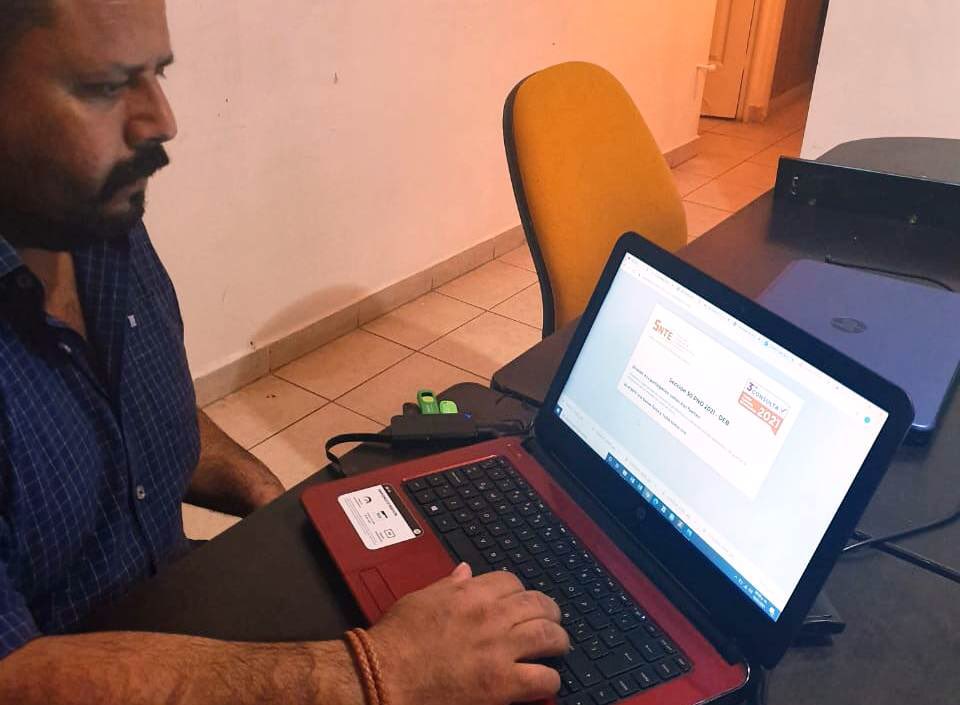 Snte42's tweet photo. #TodosSomosUno 🙋‍♀️🙋🙋‍♂️

#PreSNTE ☝️ #Sección50 #NuevoLeón en llenado de tests durante la consulta magisterial del #PND2021 📜 que será entregado por 👉Mtro Alfonso Cepeda Salas #SNTE a la @SEP_mx ✔️

#UnoSomosTodos ✅ #TodosSomosUno ✅
Formatos #PND2021 👉 https://t.co/c0vE2i8YbK https://t.co/klimMege9l