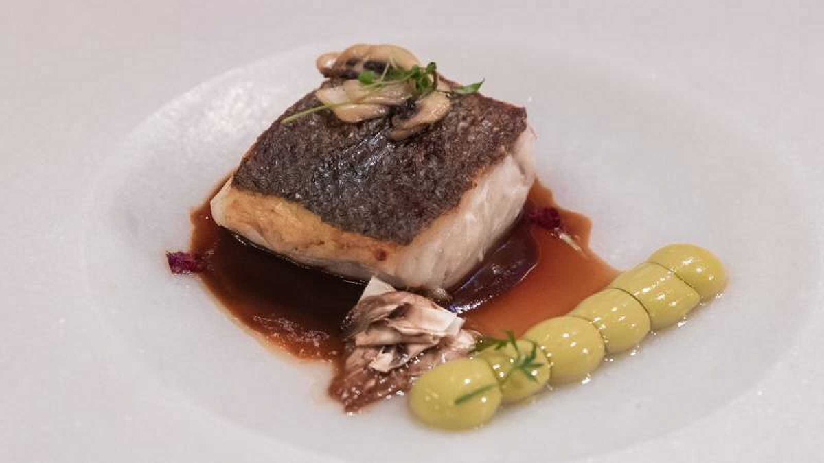 todomasterchef's tweet photo. 🥇👩‍🍳 @auroramcj8 ha hecho el último MENÚ GANADOR de @MasterChef_es

👉 Tartar de gamba blanca, remolacha, rabanitos y cítricos

👉 Lubina, jugo de gamba roja y multiesférico de aceituna

👉 Espuma de yogurt, helado de mango, gelatina de fruta de la pasión y almendra caramelizada https://t.co/NEhl90vrui