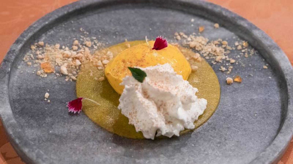 todomasterchef's tweet photo. 🥇👩‍🍳 @auroramcj8 ha hecho el último MENÚ GANADOR de @MasterChef_es

👉 Tartar de gamba blanca, remolacha, rabanitos y cítricos

👉 Lubina, jugo de gamba roja y multiesférico de aceituna

👉 Espuma de yogurt, helado de mango, gelatina de fruta de la pasión y almendra caramelizada https://t.co/NEhl90vrui