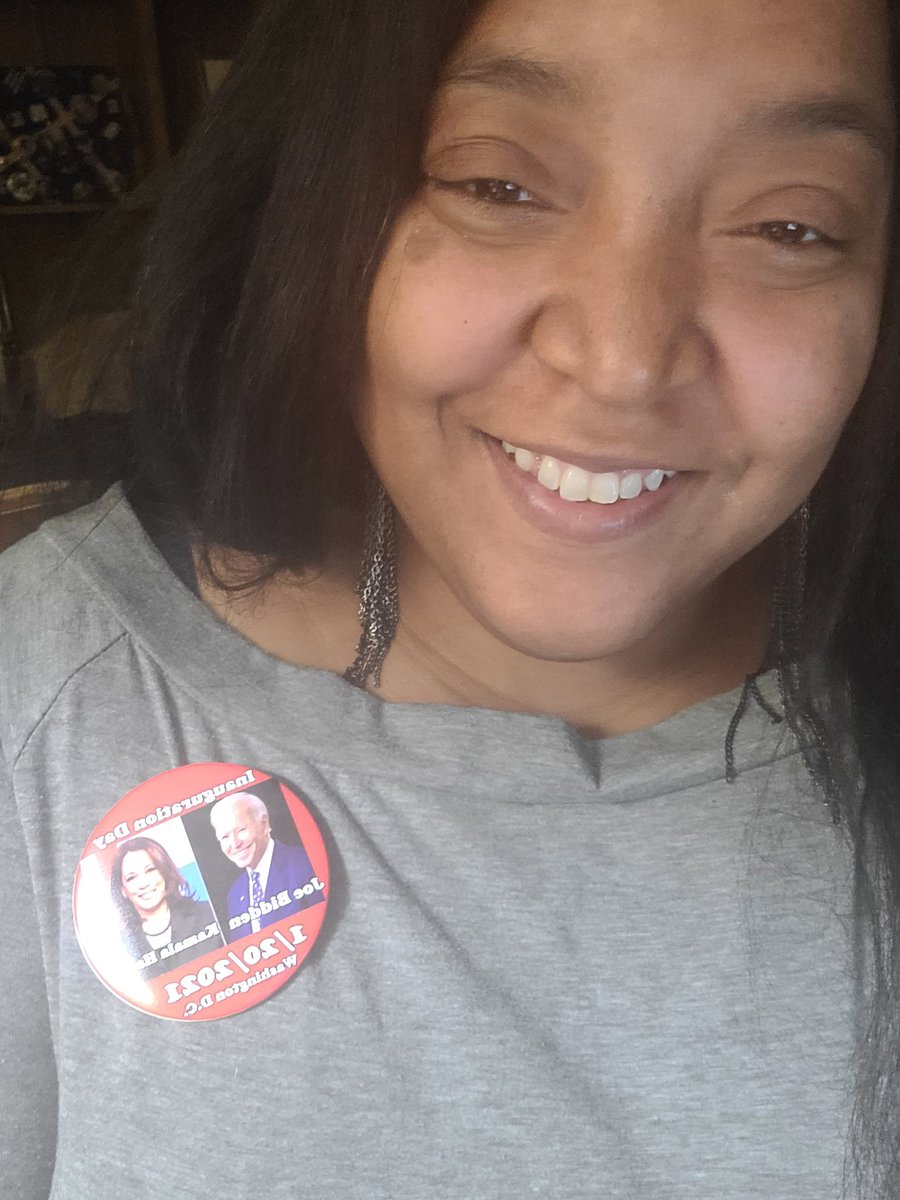 Seasoned4u's tweet image. Lots of work today &amp;amp; I didn't pledge to any sorority nor do I own any #ChuckTaylor's but I got this button at #InjusticeSquarePark from our #ButtonLady :-) #humpday #ItsTheKamalaHarrisandJoeBiden Hope to change our nation for me!  #justiceforbreonnataylor #workflowselfie
