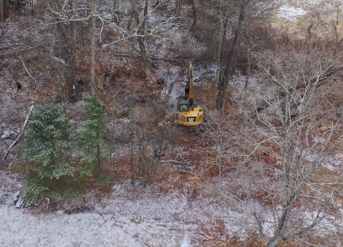_ShannonMiller's tweet photo. THIS MORNING: DroneRanger showing law enforcement back and now an excavator at Dulos’ former Farmington property day after investigators and grave digger were seen digging at property. #nbccct
📸: Mike Gearin https://t.co/dJuJfyl8ev