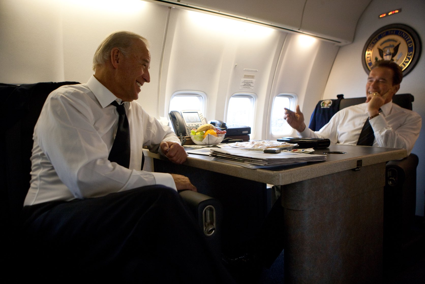 трап самолета. самолет приземляется. джо байден падает на трапе самолета. байден на трапе самолета. борт самолета.