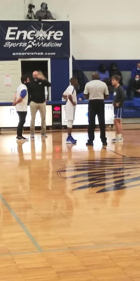 CoachDrakeHoops's tweet image. 14 pts, 3 three's in HS Jv game yesterday. Tough loss, but he is still working hard! #7thGrader #NotDoneYet #1 #Jayden