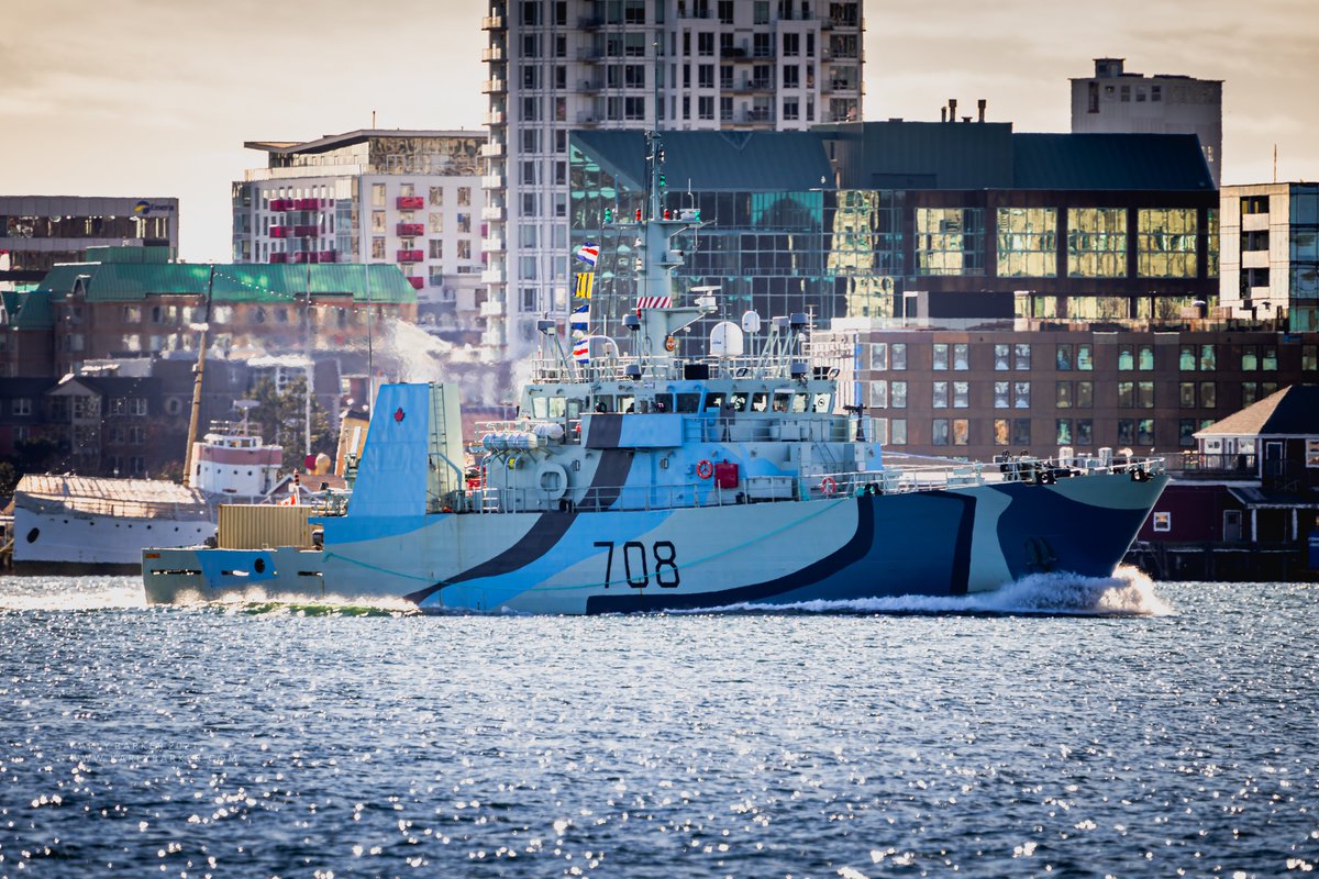karliaa_b's tweet photo. This was a happy catch! 📸 HMCS Moncton MM 708 (Kingston Class Coastal Defence Vessel - MCDV) sailing into Halifax harbour today. Love that #Dazzle paint scheme! #HMCSMoncton #RCNavy @RoyalCanNavy #MCDV #HalifaxNS https://t.co/wib6t371FS