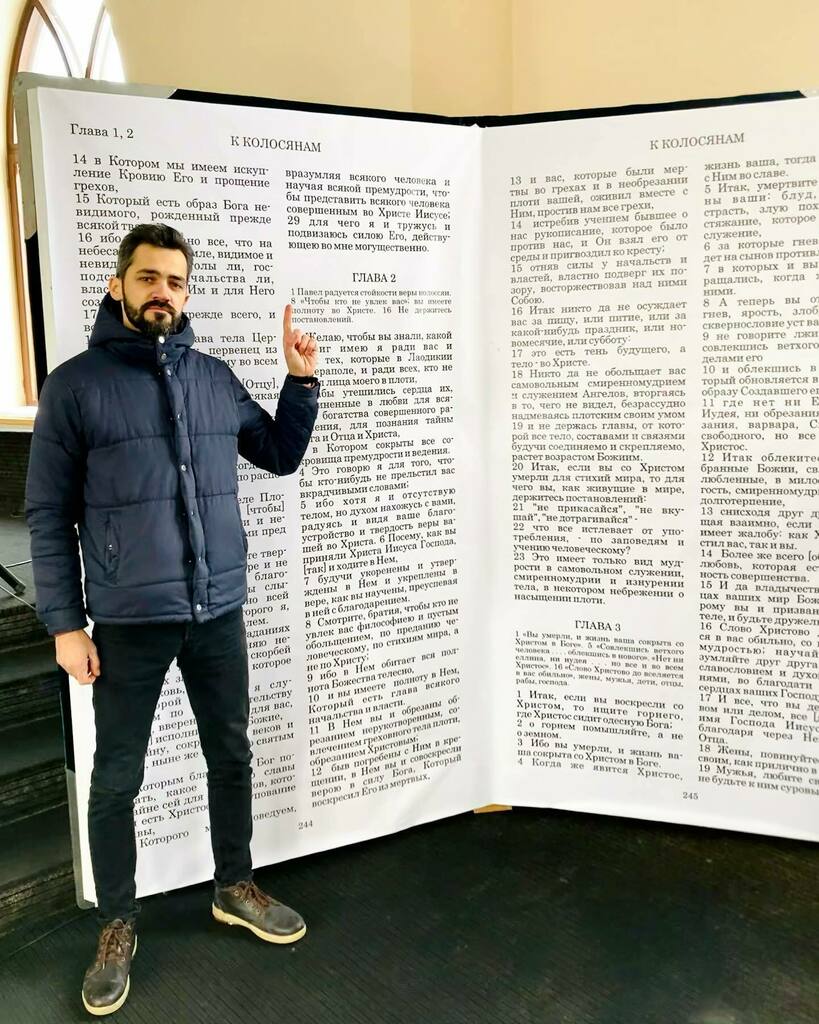 TirtishNik's tweet photo. Самая большая Библия, которую я видел!
⠀
В этом году согласились с некоторыми ребятами молодыми и ребятами постарше, в общем, со всеми желающими, вместе, по плану, читать Библию и, конечно, прочитать её за год.
⠀
Для этого сегодня есть все возможност… https://t.co/pB5t5HYRG9 https://t.co/c7nJWJos7g