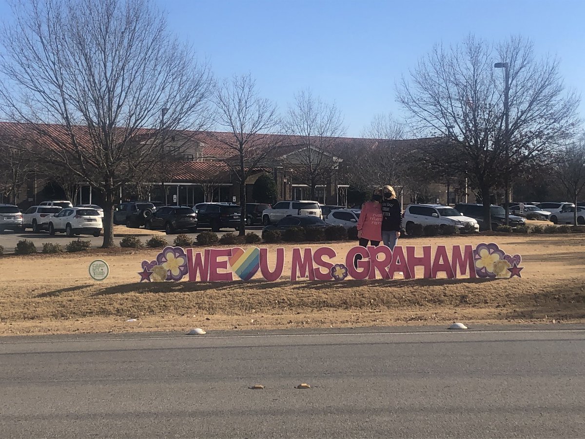 rgrahamal's tweet photo. I love my coworkers, my team and my school @columbiaeschool with @MrsPinegar #lessthanfifteenminutehug https://t.co/b61WIpiQL2