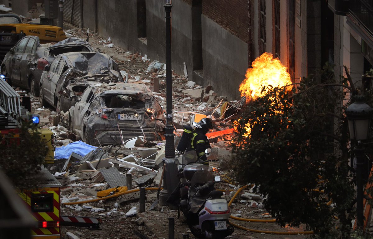 adrianarobreno's tweet photo. RT @PrensaLatina_cu: Al menos dos personas murieron y varias resultaron heridas en la explosión ocurrida hoy en un edificio del centro de #Madrid #Españal, informó el alcalde, José Luis Martínez-Almeida. 

https://t.co/1A10Ke89M1 https://t.co/5oR1HPIDc5