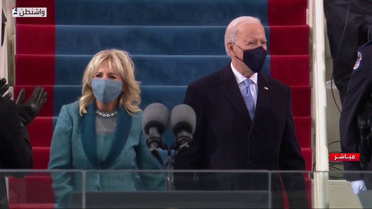 لحظة وصول بايدن وزوجته جيل بايدن إلى منصة التنصيب العربية