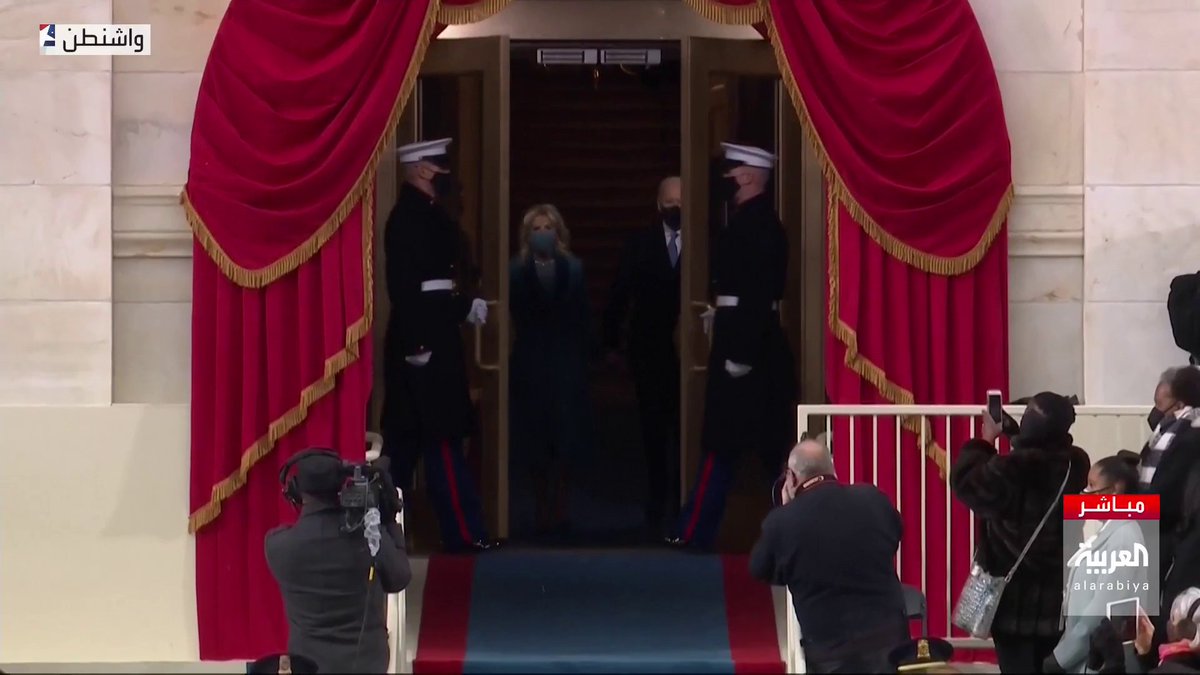 لحظة وصول بايدن وزوجته جيل بايدن إلى منصة التنصيب العربية