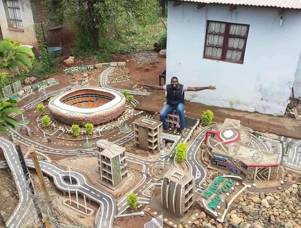 iyusufturanli's tweet photo. Evinin bahçesinde, hayalindeki şehri kuran Afrikalı bireyin mutluluğu...

Hayalleri olmayanlar;
Sadece kendini inşaa eder. https://t.co/cFd1NNWzCq