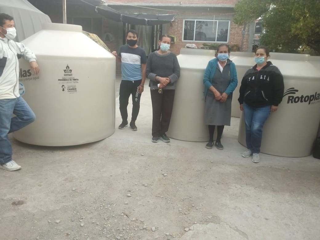 jade412la's tweet photo. La Ventanilla #CMT del Edo. de Qr continúa con con el acercamiento social, seguido del desarrollo de las familias Querétanas con los Programas Subsidiados. En la comunidad  La Estacada en el Municipio de Querétaro serán beneficiadas 30 familias con la entrega de Tinacos. https://t.co/iaHwTRWtV2