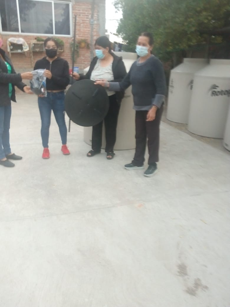 jade412la's tweet photo. La Ventanilla #CMT del Edo. de Qr continúa con con el acercamiento social, seguido del desarrollo de las familias Querétanas con los Programas Subsidiados. En la comunidad  La Estacada en el Municipio de Querétaro serán beneficiadas 30 familias con la entrega de Tinacos. https://t.co/iaHwTRWtV2