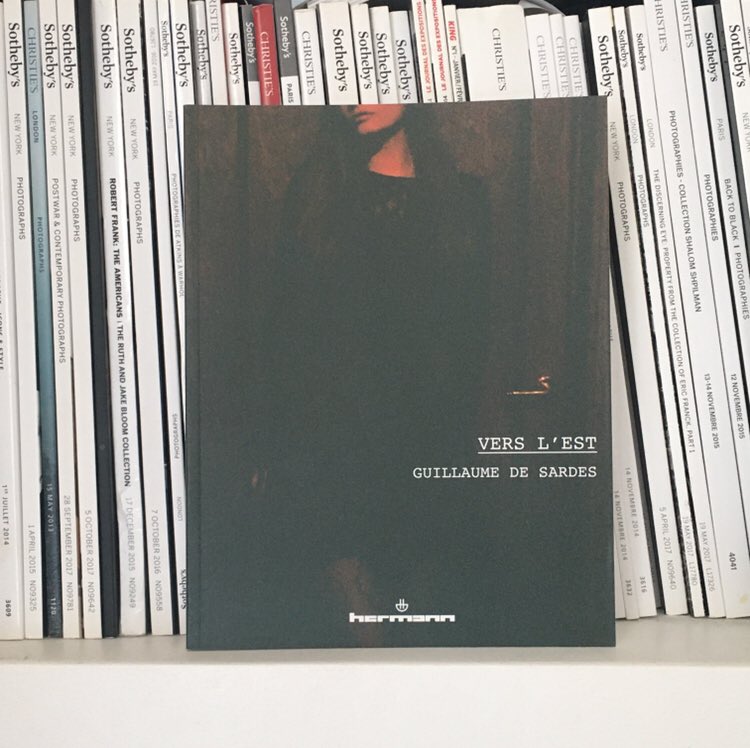 Pour ceux qui auraient raté mon exposition à la galerie Odile Ouizeman reste le catalogue : « Vers l’Est » avec des photographies de Kiev, Riga, Moscou, Saint-Pétersbourg, Bakou, Vilnius, etc.