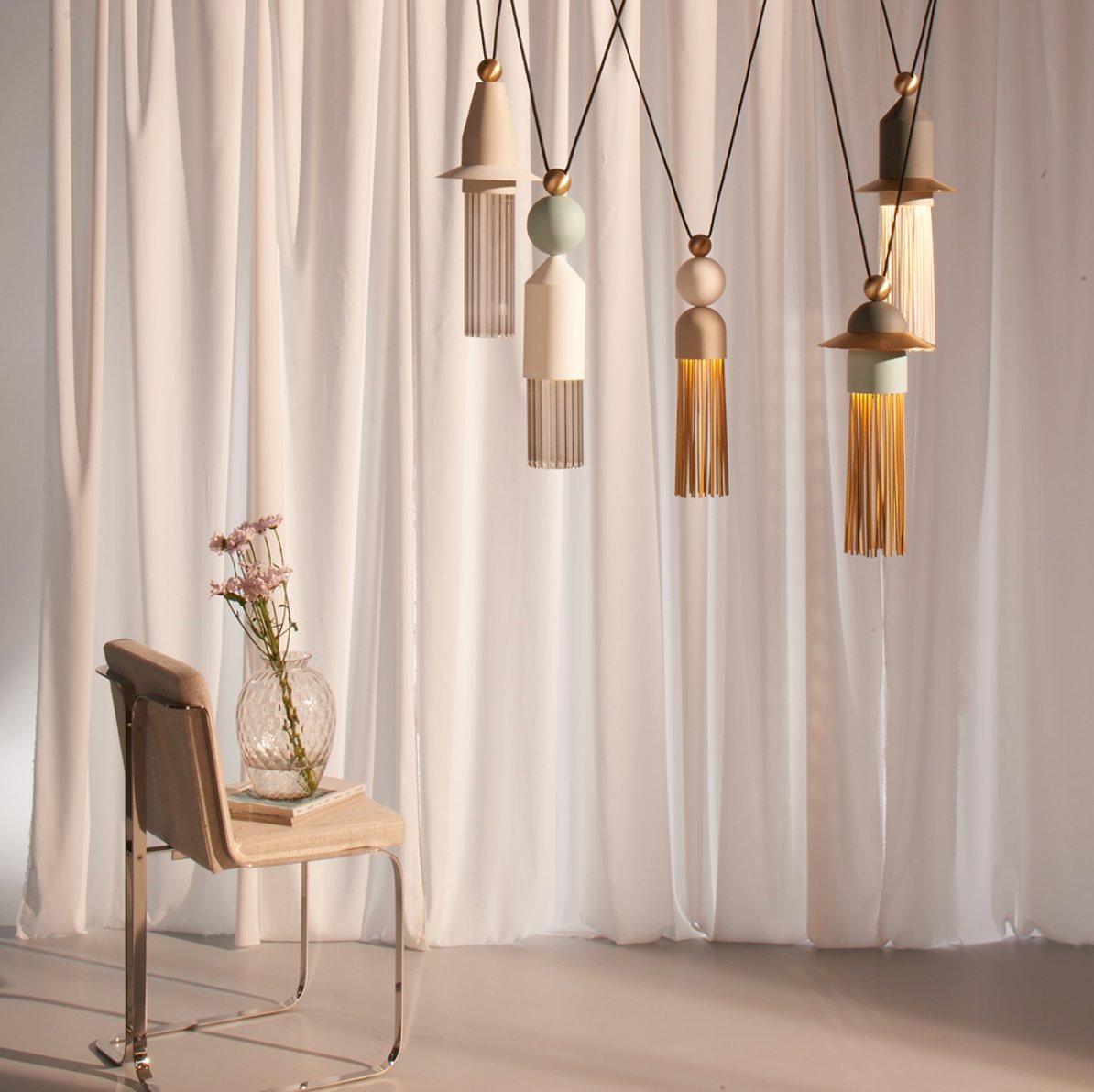 Our Nappe C5 light boasts a stunning contemporary design. It's a collection of 5 painted metal frame pendants with traditional fringe shaped diffusers. The perfect statement piece for any room! Shop now -pendalier.co.uk/product/nappe-…