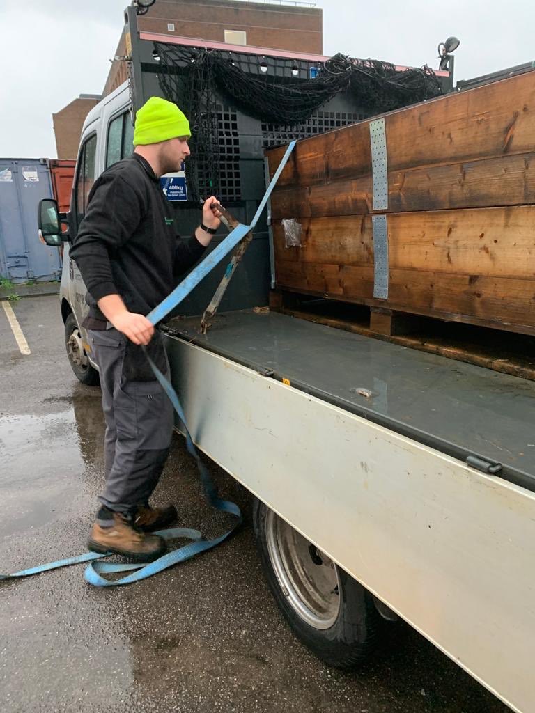 Last task of the day for our #Wey Field team ,the loading of barriers in preparation of any deployment in the coming days . The teams have been busy today visiting 192 locations to ensure blockages removed and all cameras working during #Stormchristophe .⁦<a href="/EnvAgencySE/">Environment AgencySE</a>⁩