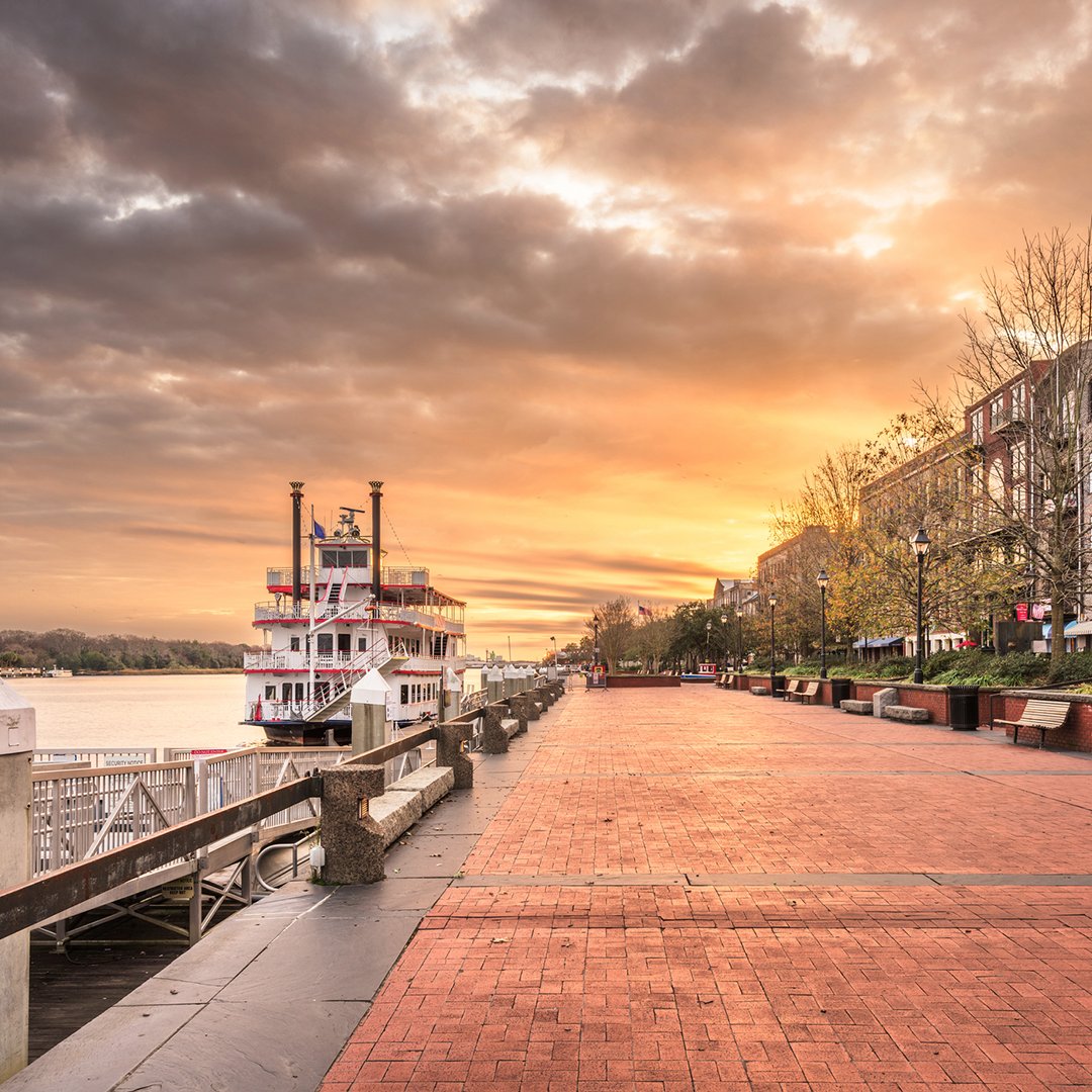 There are over 21 colors in a Riverwalk sunset. #VisitSavannah #21DaysOfTheDeSoto https://t.co/hpoCNzsrvG