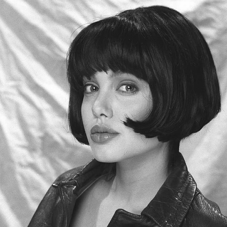 Кэти перри стрижка. Люси хейл каре короткое. Актрисы росси с каре. Люси хейл каре 2020. Актриса с черным каре.